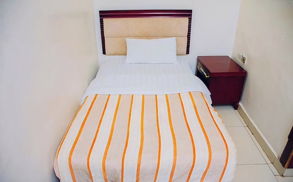 Chambre Simple Confort | Bureau, espace de travail pour ordinateur portable