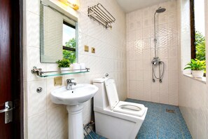 Deluxe Studio, 1 King Bed, Balcony, City View | Bathroom | Shower, rainfall showerhead, free toiletries, bathrobes - DV Appart Hotel (Kigali)