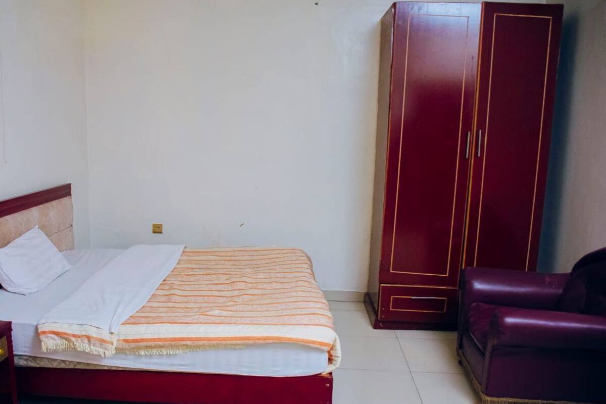 Estudio básico, balcón | Escritorio y espacio para trabajar con un portátil