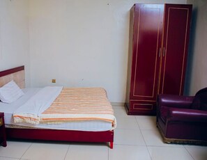 Estudio básico, balcón | Escritorio y espacio para trabajar con un portátil