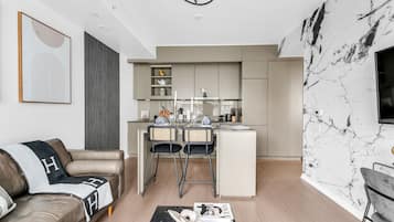 Comfort Suite, City View | Meja, ruang kerja komputer riba, seterika/papan seterika, Wi-fi percuma