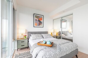 Comfort Suite, City View | Desk, laptop workspace, iron/ironing board, free WiFi - Endale Entertainment District (Toronto)