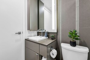 Comfort-sviitti, kaupunkinäköala | Kylpyhuone