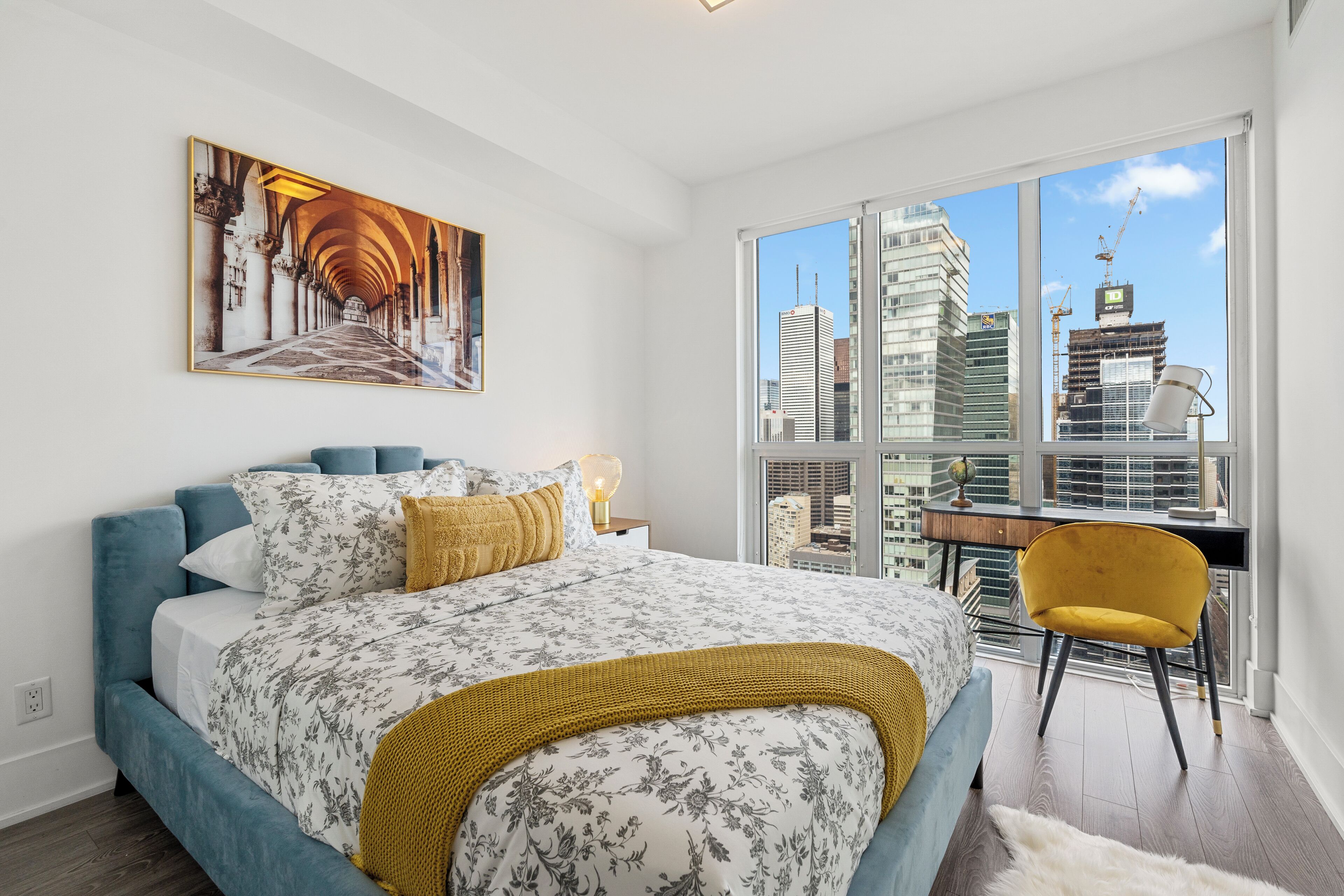 Escritorio y espacio para trabajar con laptop 