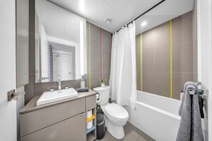 Svit Comfort - utsikt mot staden | Badrum