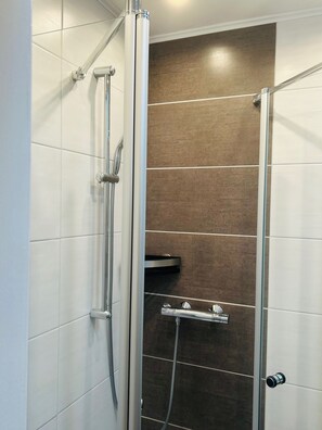 Dusche, Handtücher, Toilettenpapier