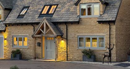 Orchid House, luxury home in heart of Cotswolds, nature surrounding, EV charging