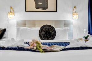 Luxury Studio Suite, Balcony, City View - The Velvet Meridian (Toronto)