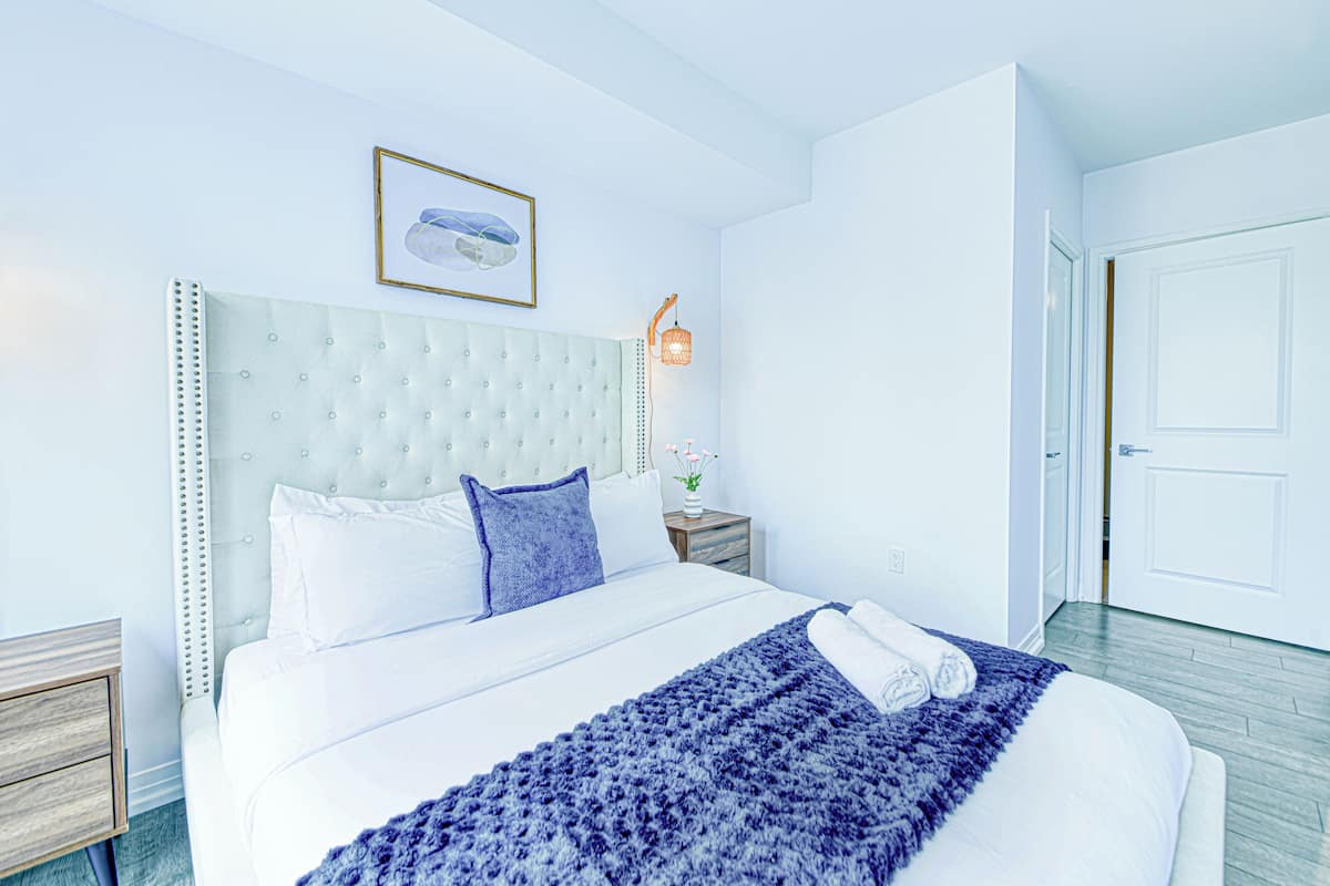 Suite Prestige, balcon, vue sur la ville | Fer et planche Ă repasser, accĂšs au Wi-Fi (inclus)