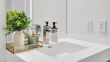 Svit Executive - utsikt mot staden | Badrum | Hårtork, handdukar, tvål och schampo