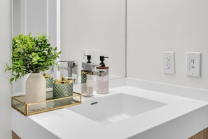 Executive Suite, City View | Bathroom | Hair dryer, towels, soap, shampoo - The Velvet Meridian (Toronto)