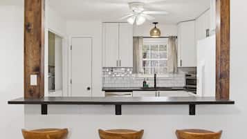 雪櫃、微波爐、焗爐、爐具