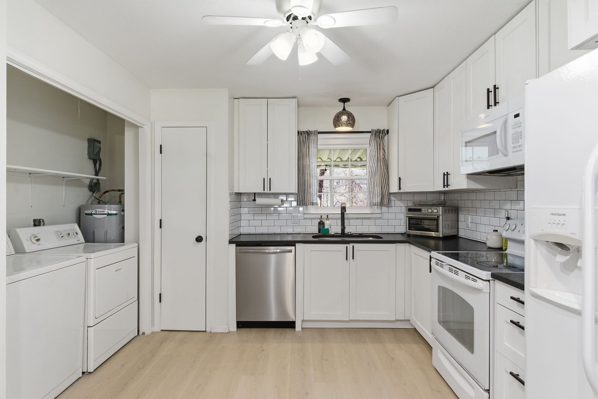 雪櫃、微波爐、焗爐、爐具