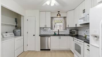 雪櫃、微波爐、焗爐、爐具