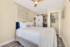 1 bedroom, iron/ironing board, WiFi, bed sheets - Covare Suite 2 (St. Pete Beach)