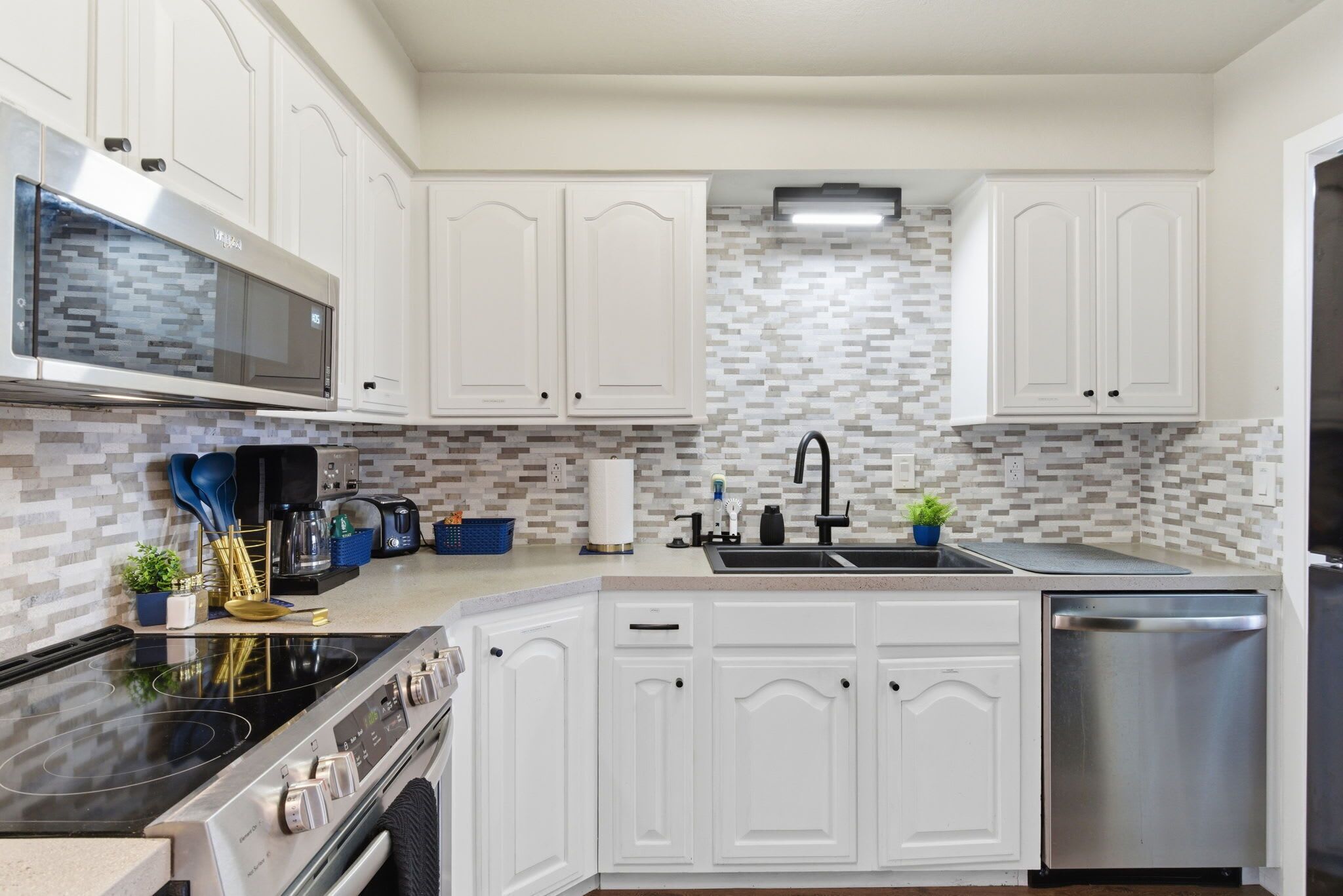 Køleskab, mikrobølgeovn, ovn, kogeplade