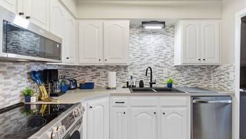 Køleskab, mikrobølgeovn, ovn, kogeplade