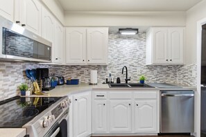 Een koelkast, een microgolfoven, een oven, een kookplaat