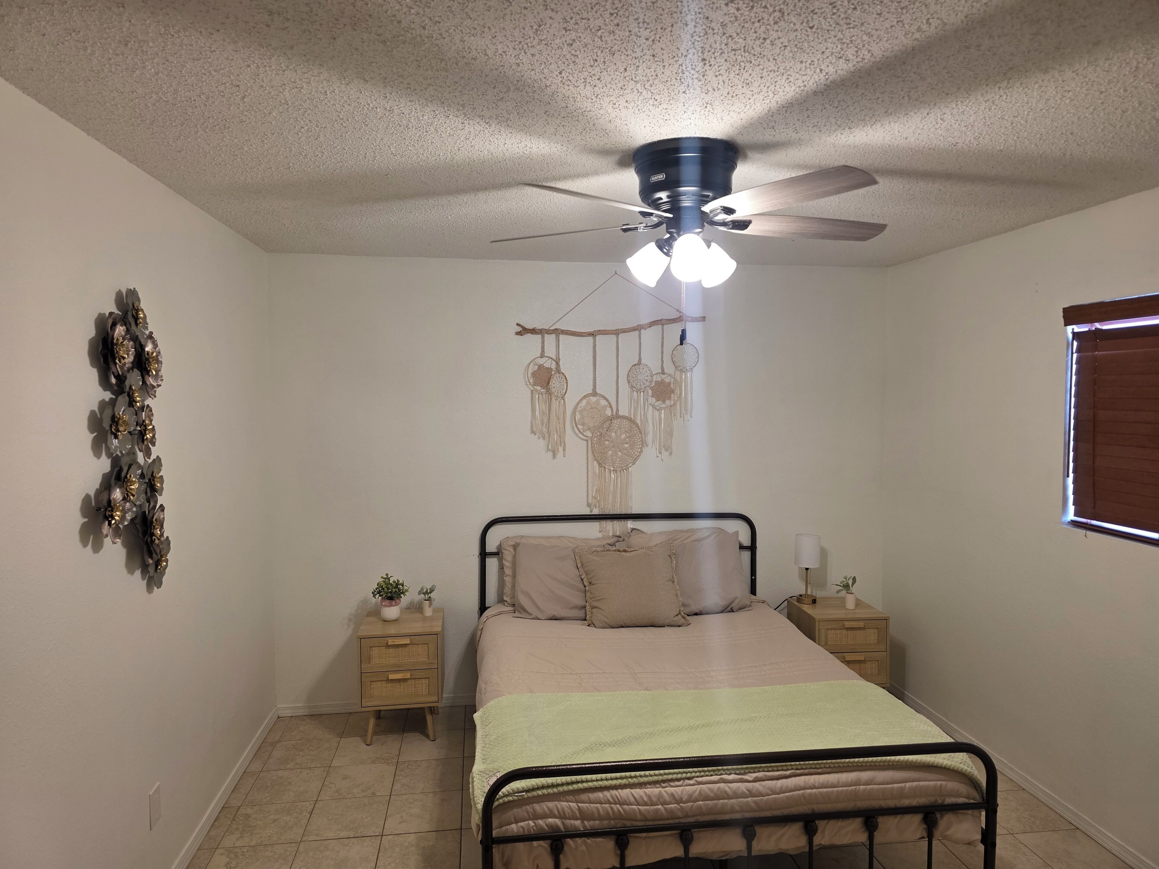 3 chambres, bureau, fer et planche à repasser, lit parapluie