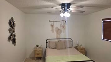 3 chambres, bureau, fer et planche à repasser, lit parapluie