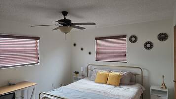 3 soverom, skrivebord, strykejern/-brett og reiseseng for barn