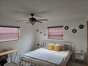 3 habitaciones, escritorio y tabla de planchar con plancha