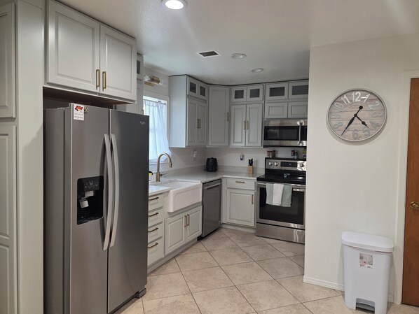 Microwave, oven, stovetop, dishwasher - Laylas lounge welcomes familes and furr babie as well. (Carlsbad)