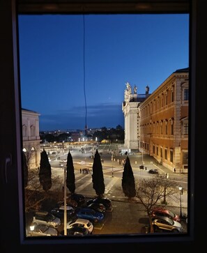 Unclassified image, 2 of 27, button - Glimpse of Basilica-Stunning view in city center: Colosseum 15min walk away (Roma)