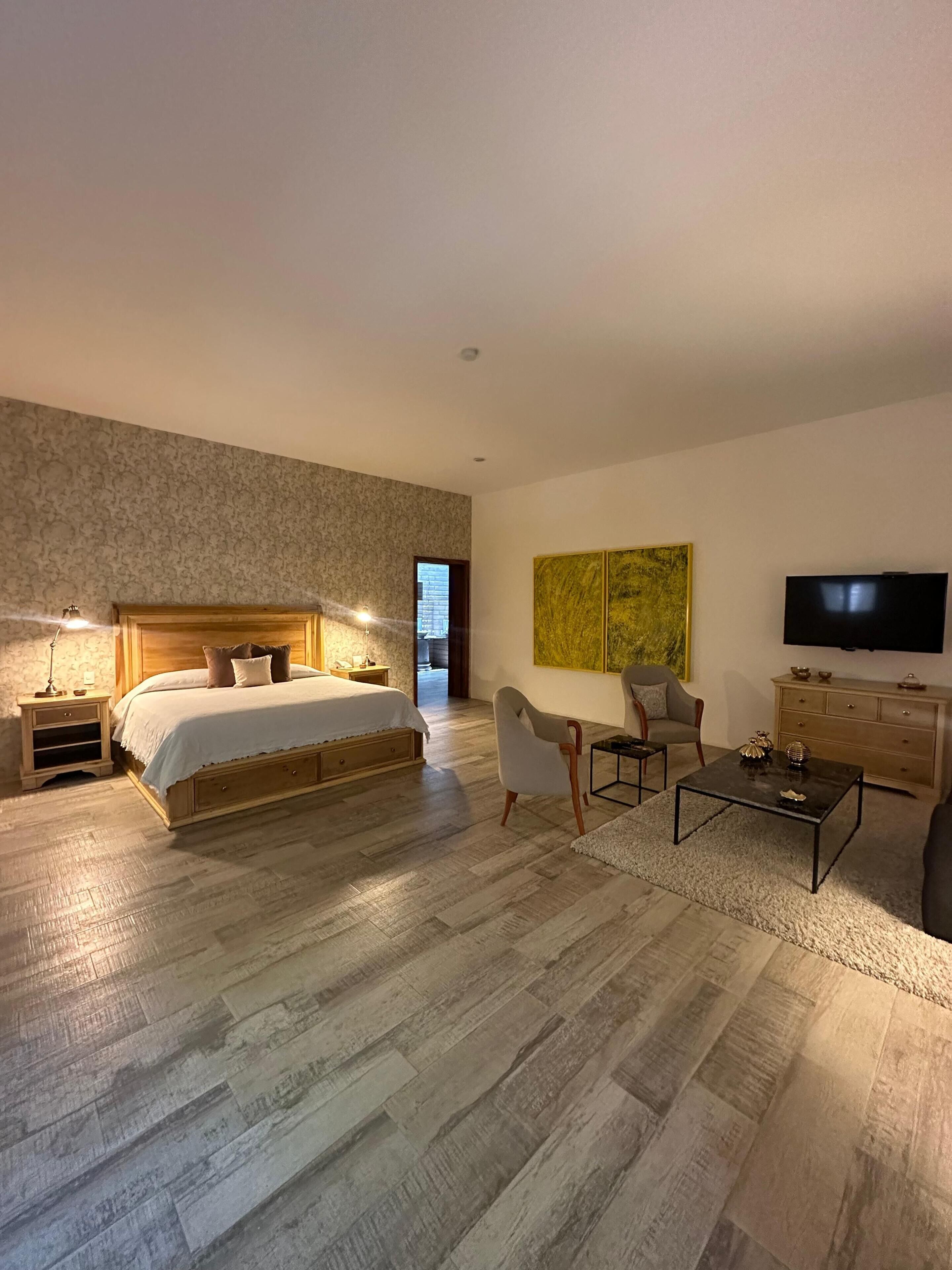 Suite | In-room safe, free WiFi