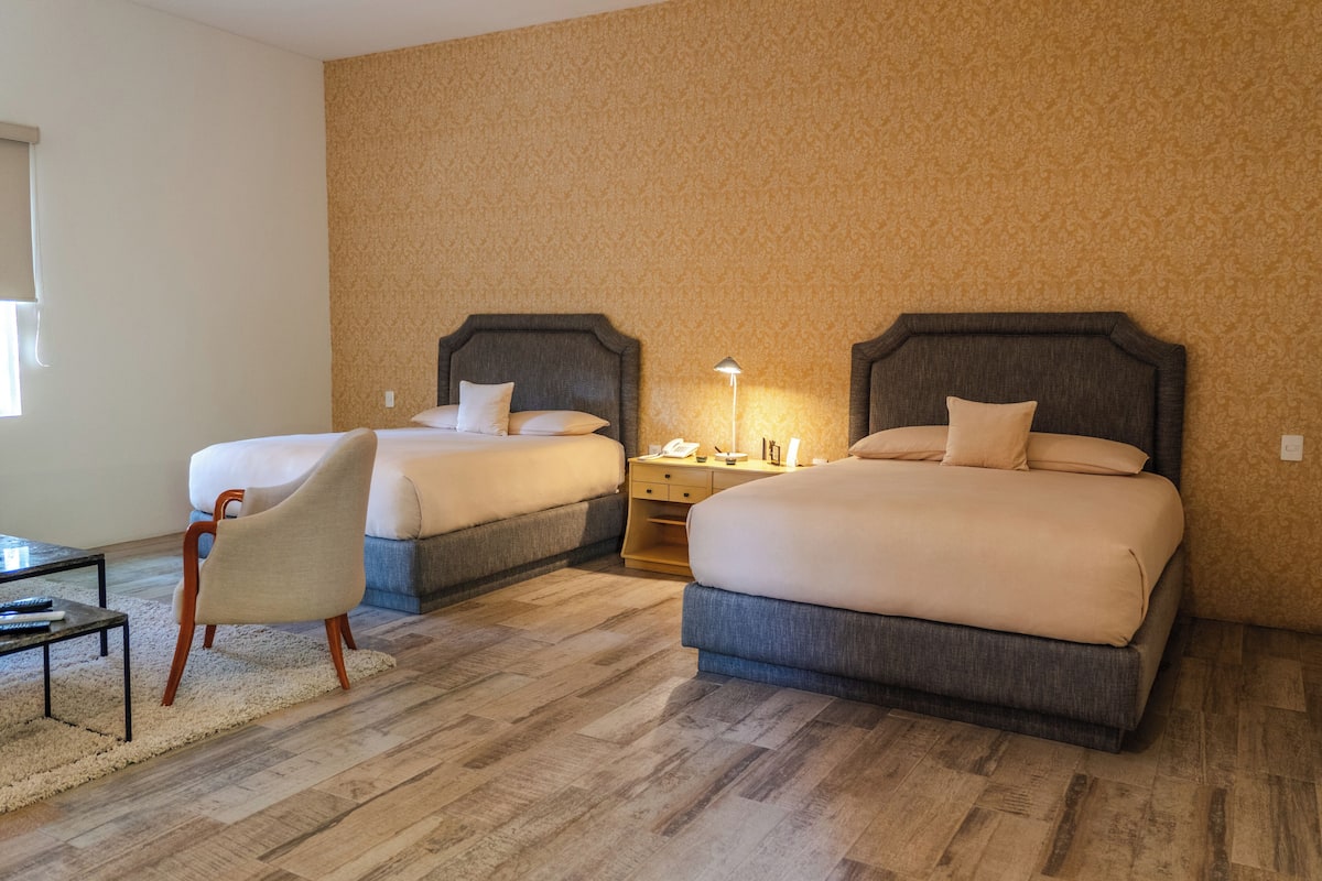 Phòng Suite, 2 giường cỡ queen | Két bảo mật tại phòng, truy cập Internet không dây miễn phí