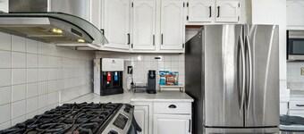 Stylish APT near NYC, METLIFE with Parking & Patio