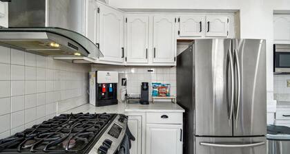 Stylish APT near NYC, METLIFE with Parking & Patio