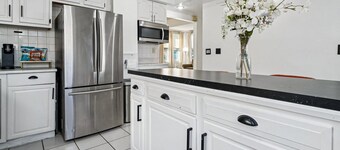 Stylish APT near NYC, METLIFE with Parking & Patio