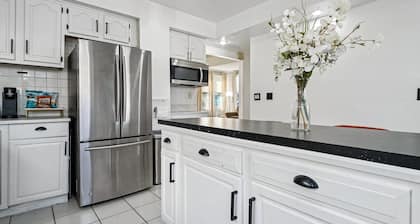 Stylish APT near NYC, METLIFE with Parking & Patio