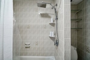 Hair dryer, towels, soap, toilet paper - Stylish APT near NYC, METLIFE with Parking & Patio (Prospect Park)