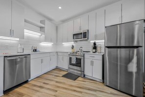 Microwave, oven, dishwasher, cookware/dishes/utensils - Peaceful Retreat | City Views, Close to Broadway (Nashville)