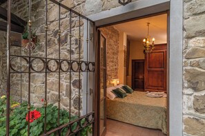 5 bedrooms, iron/ironing board, WiFi, bed sheets - Farmhouse in the woods with a dip in the pool (Arezzo)