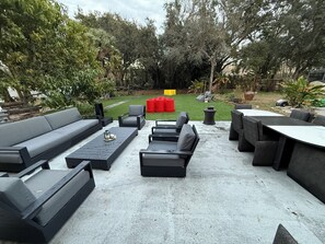 Outdoor dining - Beautiful Home with Outdoor Fun Space Near TIA, downtown & major highways (Tampa)