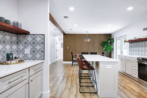 Private kitchen - Stylish & Modern 4 bdrm in SA;  20 mins from downtown & 20 mins to Fiesta Texas (San Antonio)