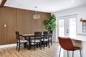 Dining - Stylish & Modern 4 bdrm in SA;  20 mins from downtown & 20 mins to Fiesta Texas (San Antonio)