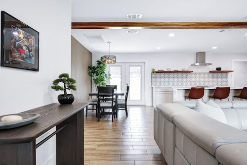 Stylish & Modern 4 bdrm in SA; 20 mins from downtown & 20 mins to Fiesta Texas