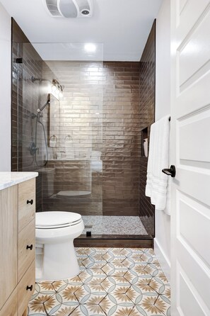 Towels, soap, toilet paper - Stylish & Modern 4 bdrm in SA;  20 mins from downtown & 20 mins to Fiesta Texas (San Antonio)