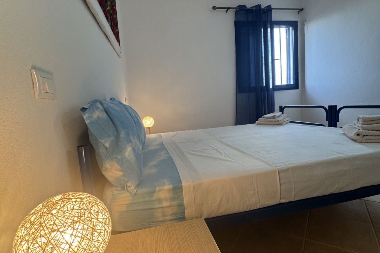 2 soverom, skrivebord og strykejern/-brett