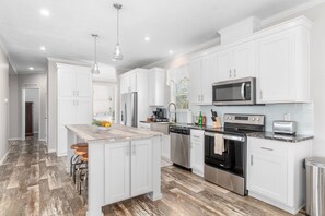 Réfrigérateur, four à micro-ondes, un four, surface de cuisson