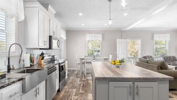 Frigorifero, microonde, forno, piano cottura