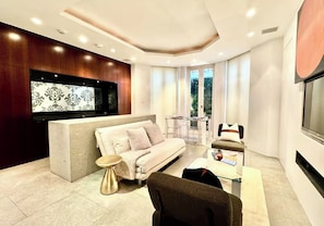 Unclassified image, 2 of 12, button