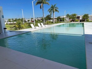 Una piscina al aire libre