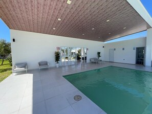 Una piscina al aire libre