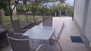 Outdoor dining - Dream stay in a single-storey f2 apartment in a residential area (Saint-Ismier)