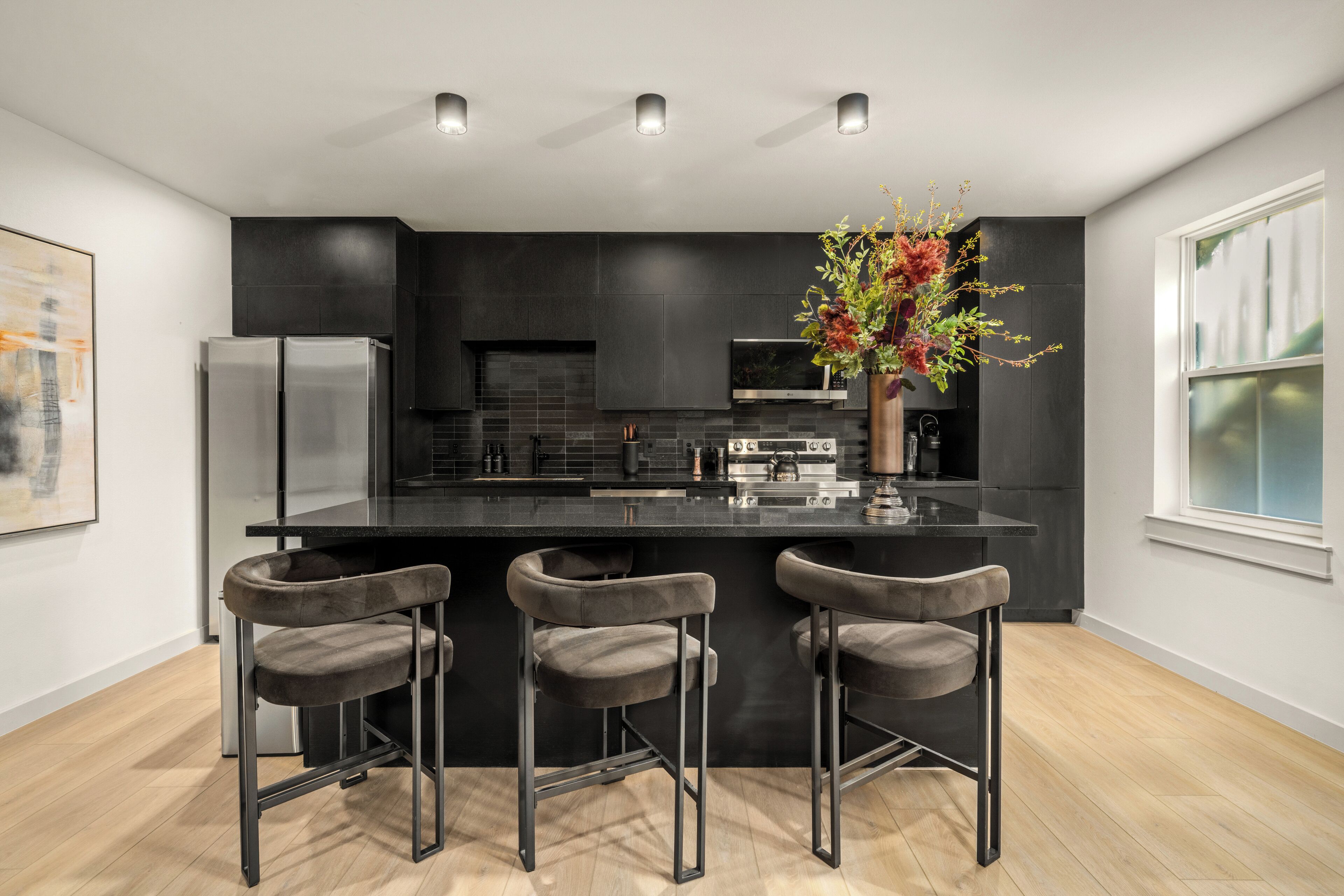 Een koelkast, een microgolfoven, een oven, een kookplaat